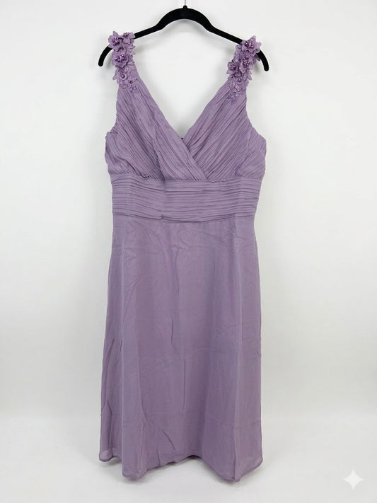Robe courte fleuries plissée avec bretelles ornées de fleurs et sequins