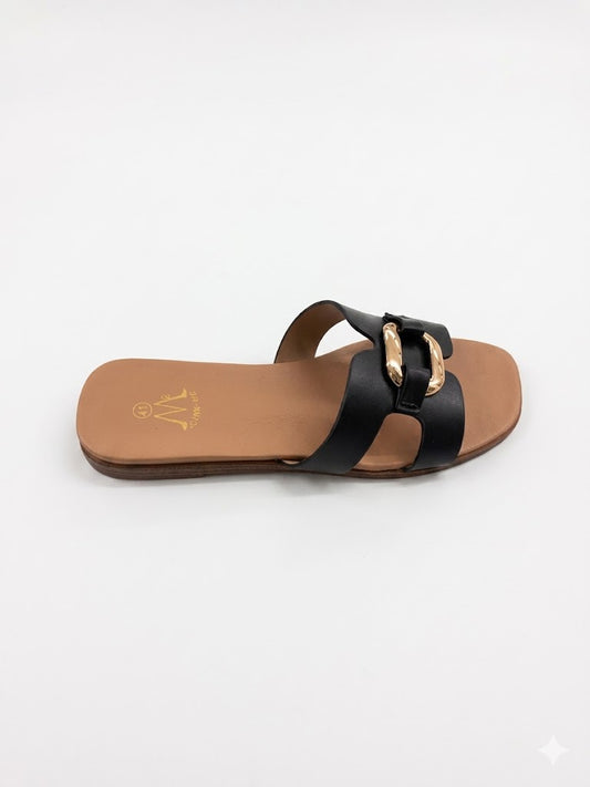 Mule Plate Noire Bride Découpée – Anneau Doré Martelé & Semelle Caramel
