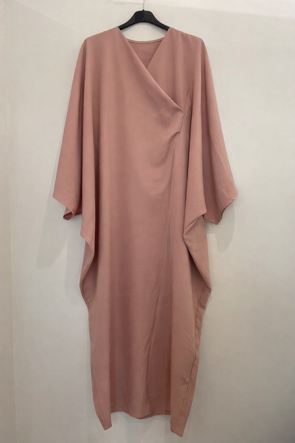 Robe longue drapée à manches larges