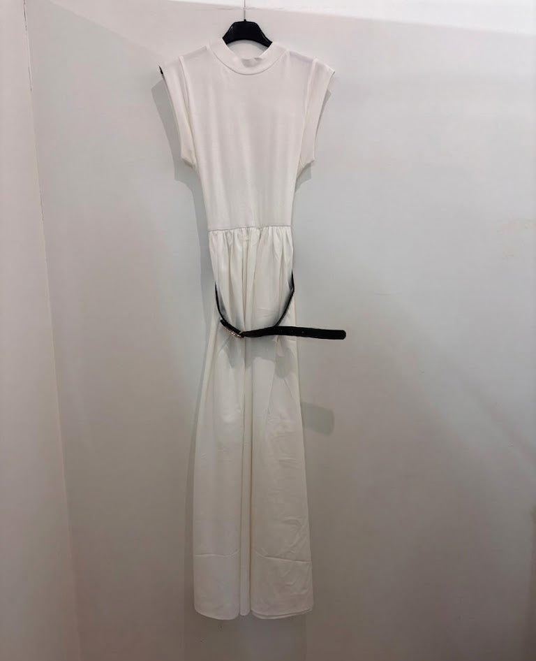 Robe longue sans manches col rond taille froncée & ceinture fine dorée
