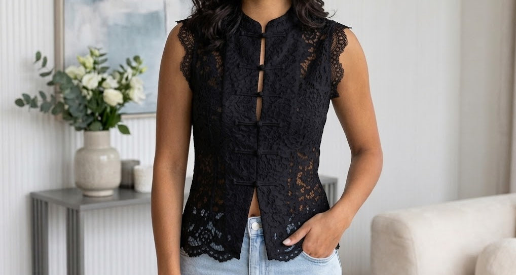 Top blanc en dentelle florale sans manches, col mao et fermeture à brandebourgs