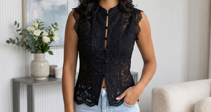 Top blanc en dentelle florale sans manches, col mao et fermeture à brandebourgs