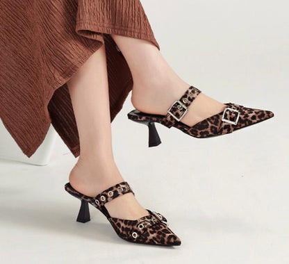 Escarpins à talons carré et brides à œillets