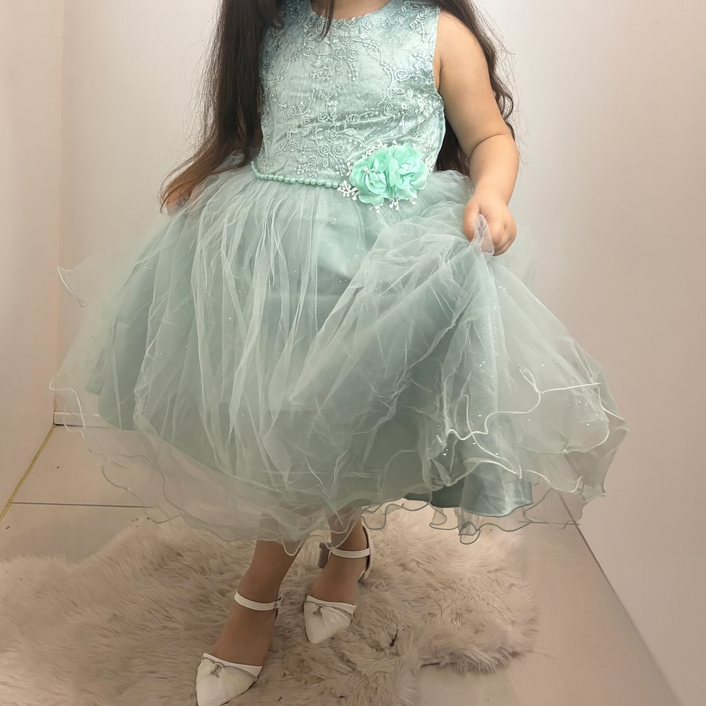Robe en tulle avec fleur & détails brillants