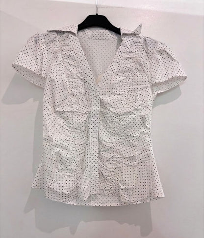 Blouse à col chemisier, manches bouffantes courtes et fronces centrales boutons ton sur ton