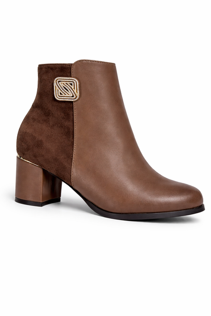 Bottines bi-matière à talon carré avec empiècement suédine et boucle décorative dorée