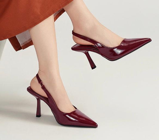 Escarpins vernis à talons aiguilles et bride arrière élégante