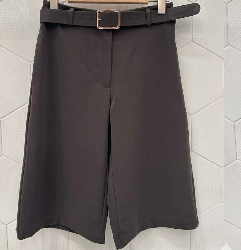Short bermuda à taille haute avec ceinture assortie et boucle dorée