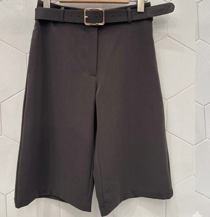 Short bermuda à taille haute avec ceinture assortie et boucle dorée