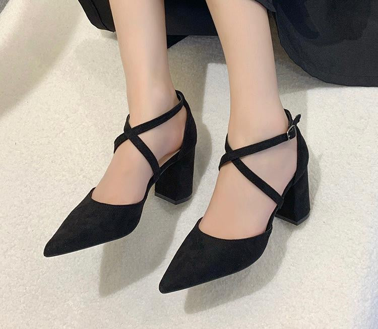 Escarpins à brides croisées et talons blocs élégants