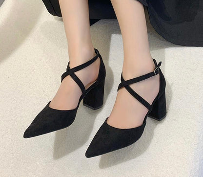 Escarpins à brides croisées et talons blocs élégants