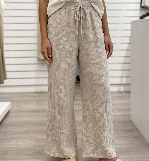 Pantalon en tissu gaze de coton texturé avec taille élastiquée et cordon