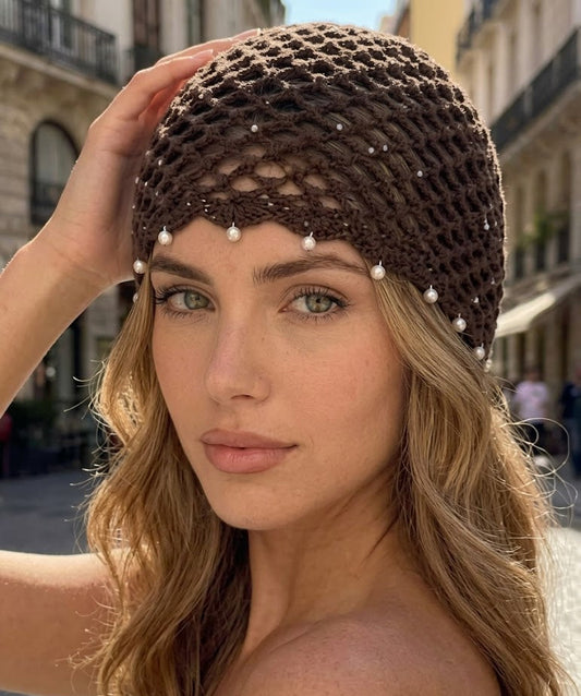 Bonnet en crochet ajouré orné de perles nacrées en frange