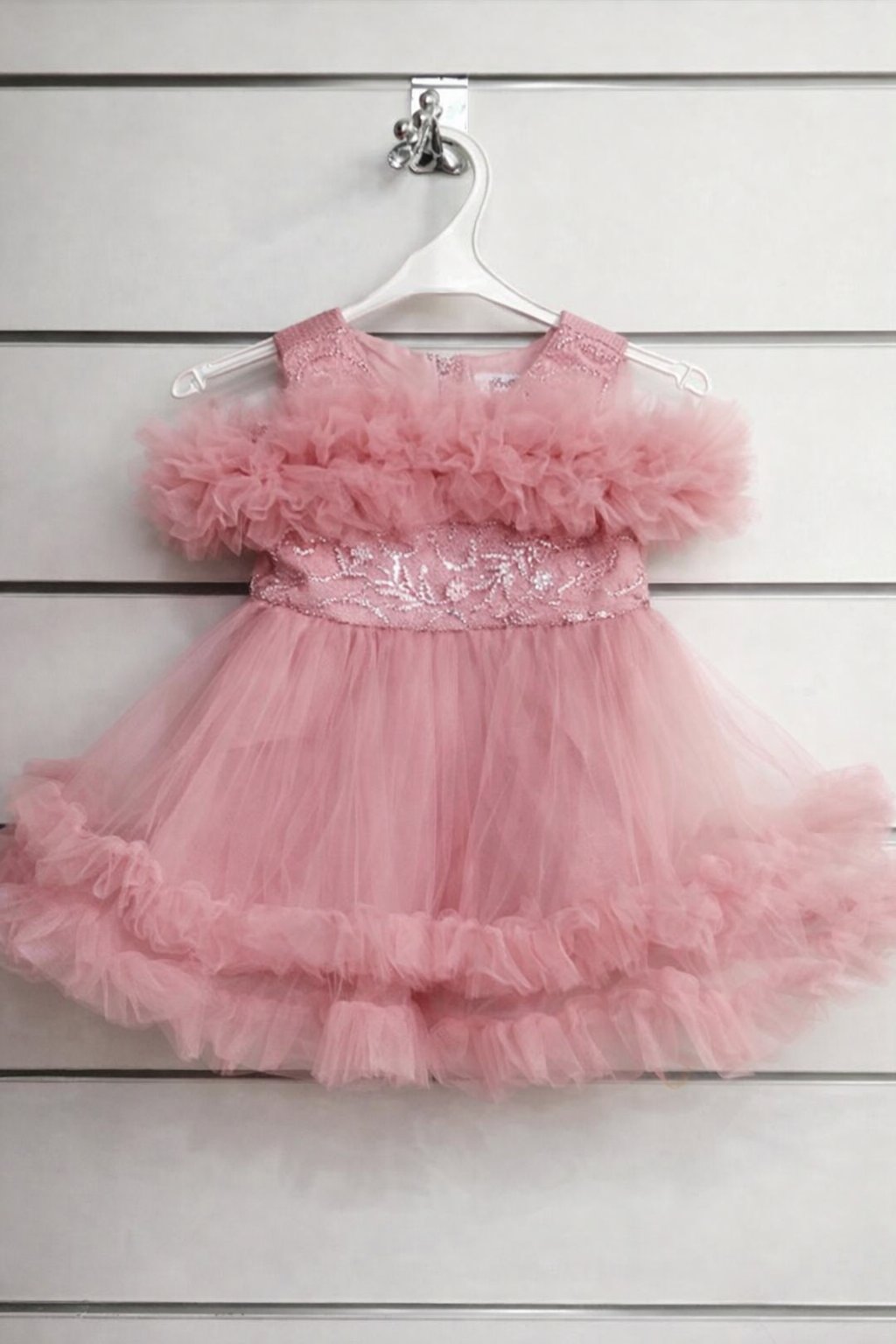 Robe tulle volanté et corsage brodé