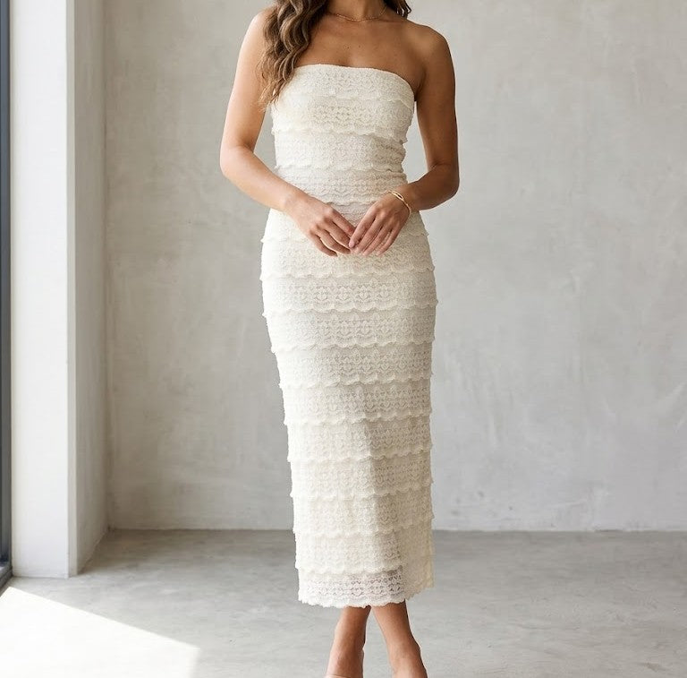 Robe tube sans bretelles en dentelle avec volants étagés coupe ajustée midi