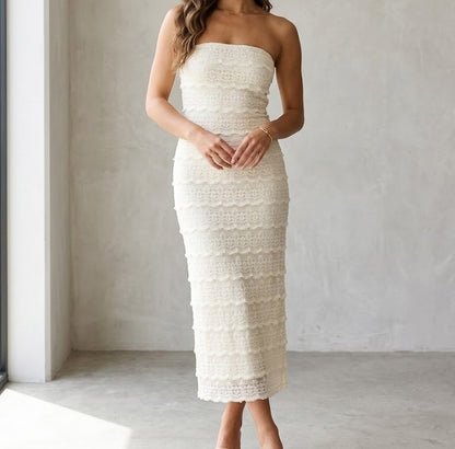 Robe tube sans bretelles en dentelle avec volants étagés coupe ajustée midi