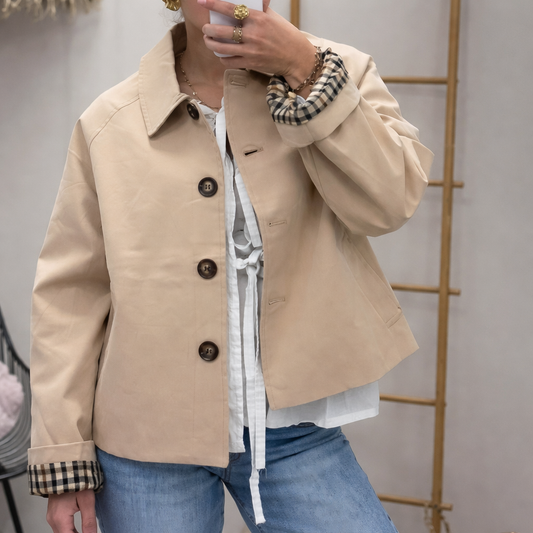 Veste courte style trench à boutons
