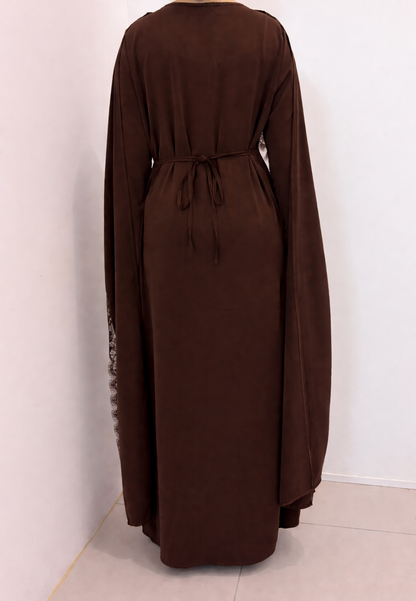 Abaya longue fluide avec délicats détails en dentelle