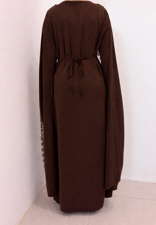 Abaya longue fluide avec délicats détails en dentelle