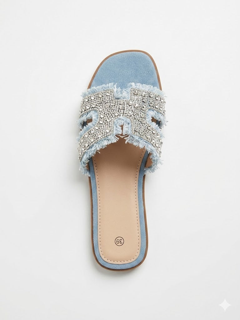 Mule plate en denim à bride découpée style H recouverte de strass et cristaux argentés avec bords effilochés