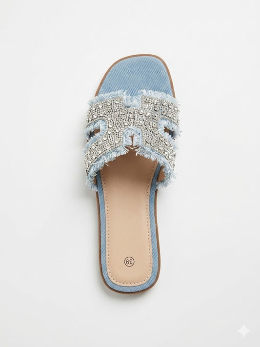 Mule plate en denim à bride découpée style H recouverte de strass et cristaux argentés avec bords effilochés