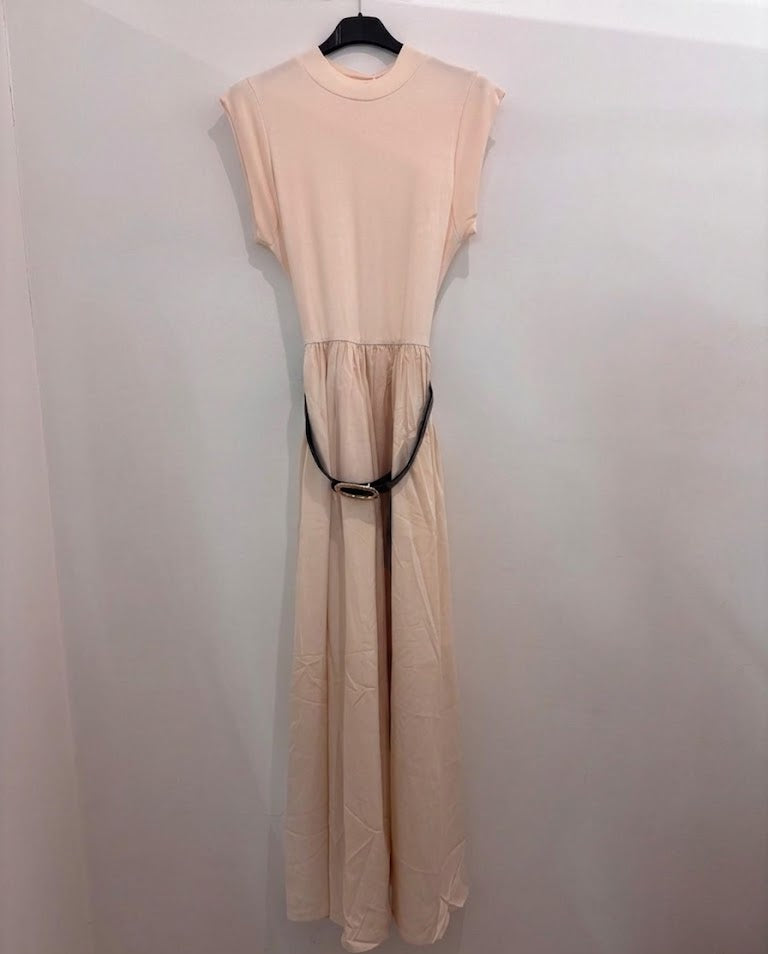 Robe longue sans manches col rond taille froncée & ceinture fine dorée