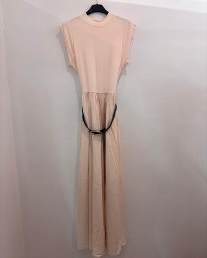 Robe longue sans manches col rond taille froncée & ceinture fine dorée
