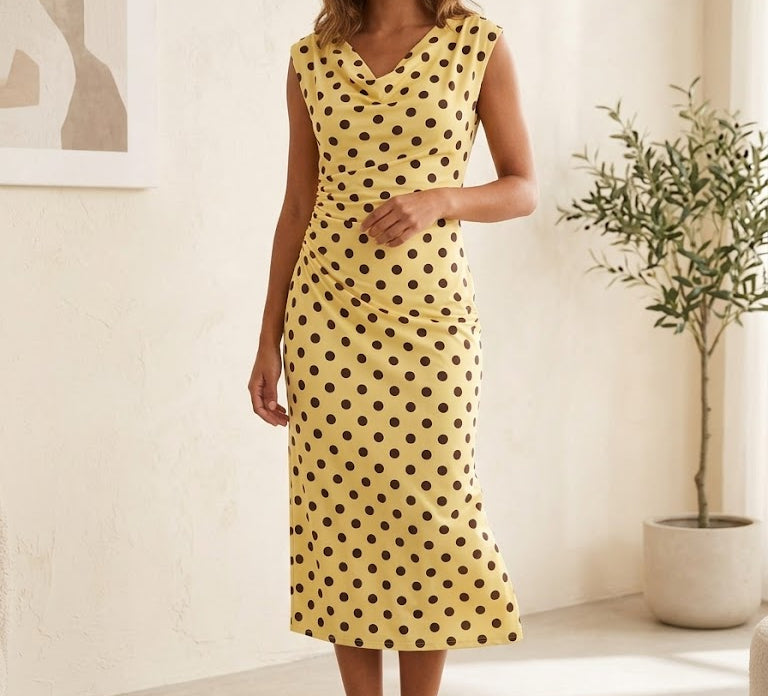 Robe à pois col bénitier drapé sans manches et fronces latérales