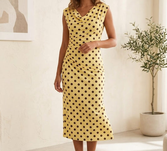 Robe à pois col bénitier drapé sans manches et fronces latérales