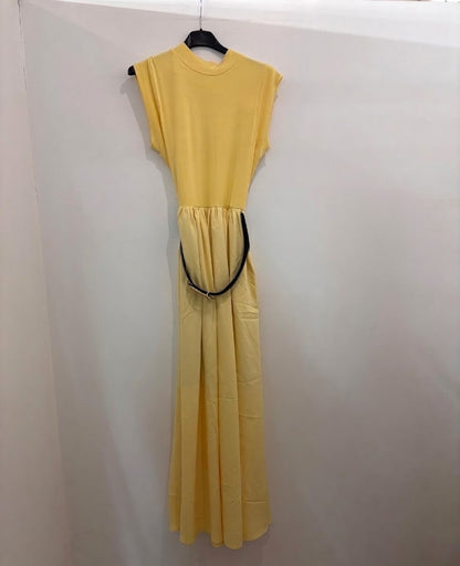 Robe longue sans manches col rond taille froncée & ceinture fine dorée