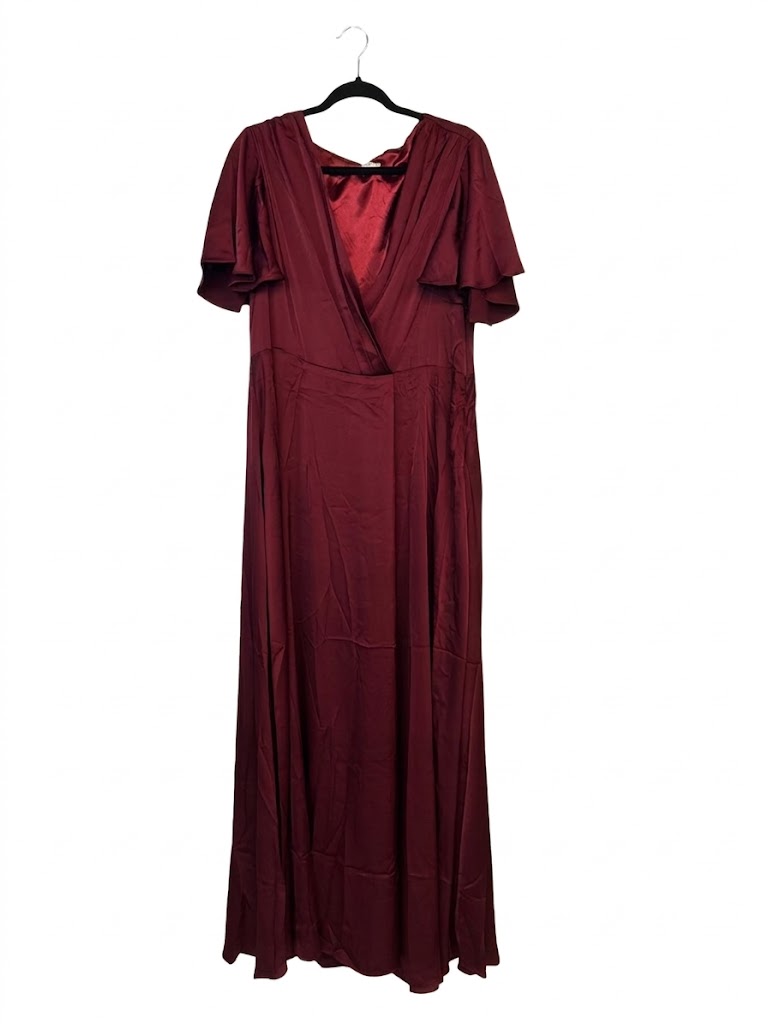 Robe longue en tissu satiné avec manches courtes volantées et décolleté V croisé