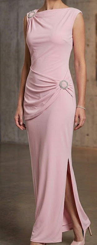Robe longue satin drapé col bateau sans manches & broche argenté