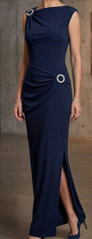 Robe longue satin drapé col bateau sans manches & broche argenté