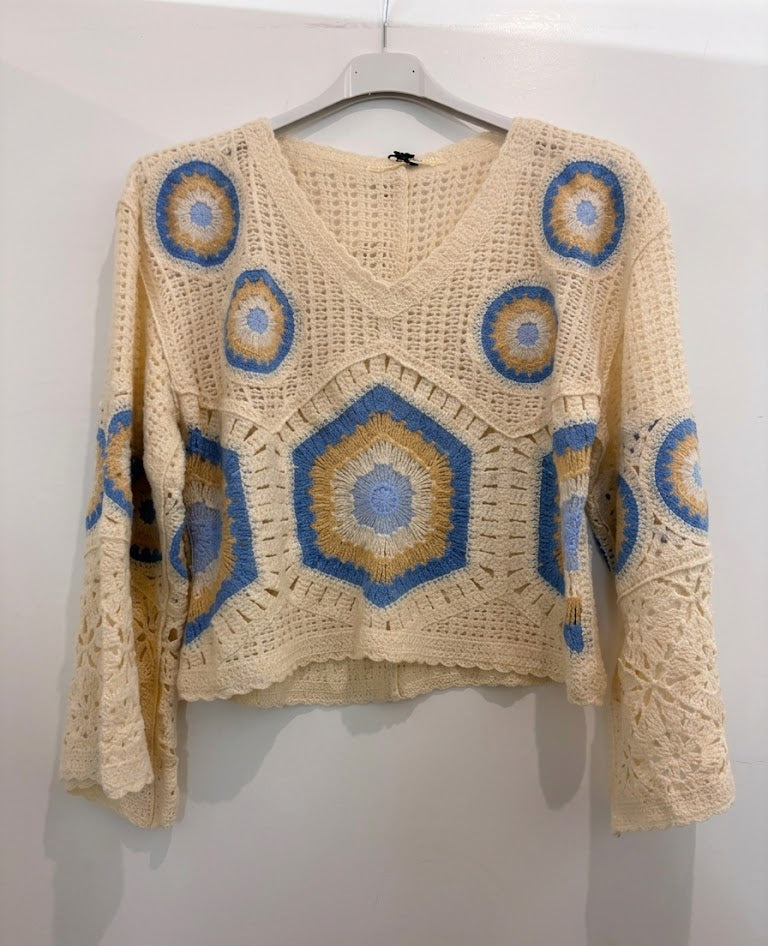 Top crochet écru motifs géométriques multicolores col V & manches évasées
