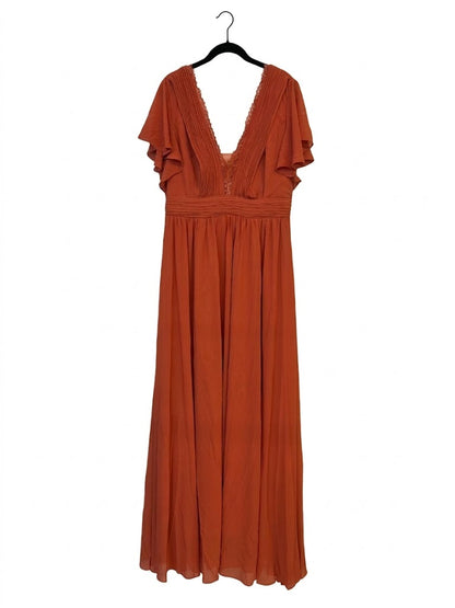 Robe longue manches papillon et détail dentelle sur le décolleté V