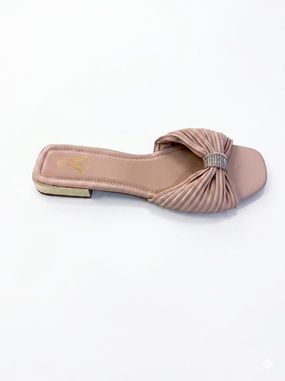 Mule Plate Bride Plissée – Barrette Strass Argentée & Bout Carré