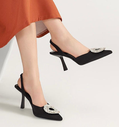 Escarpins à talons aiguilles avec boucle bijou scintillante