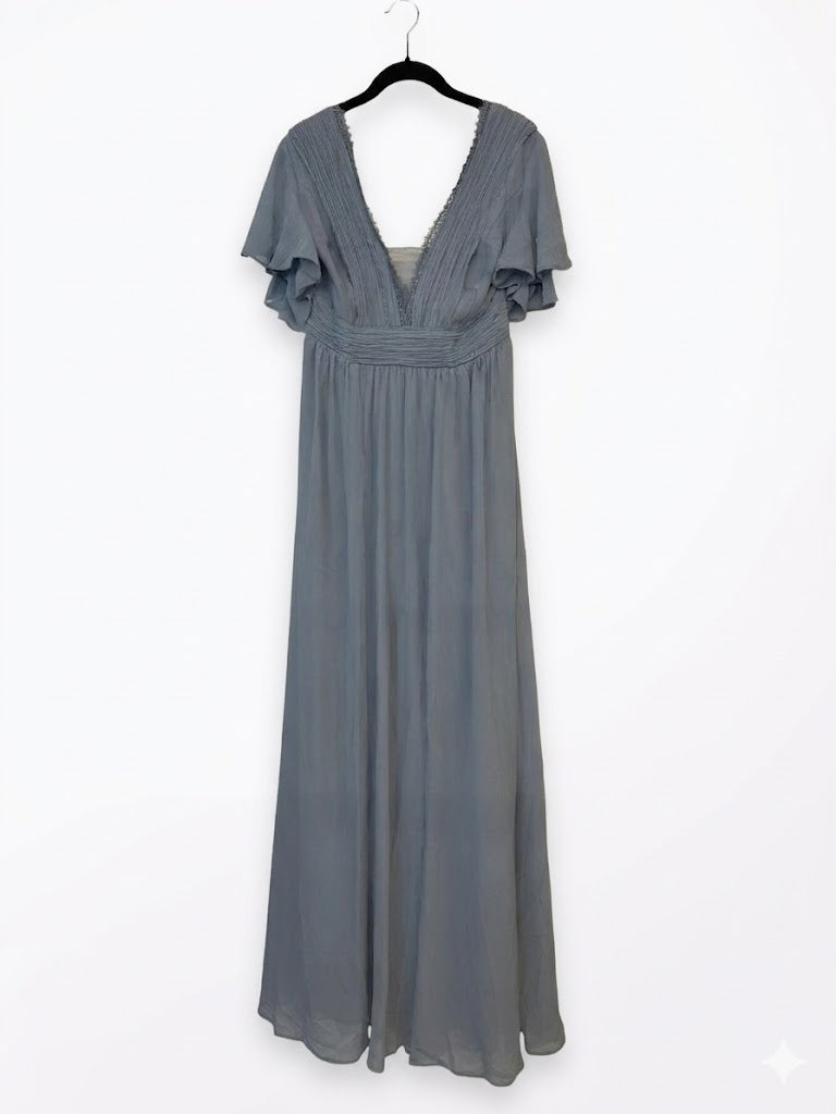 Robe longue manches papillon et détail dentelle sur le décolleté V