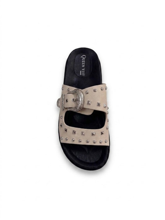 Mules plates beiges à double bride cloutée argentée et grosse boucle semelle confort noire