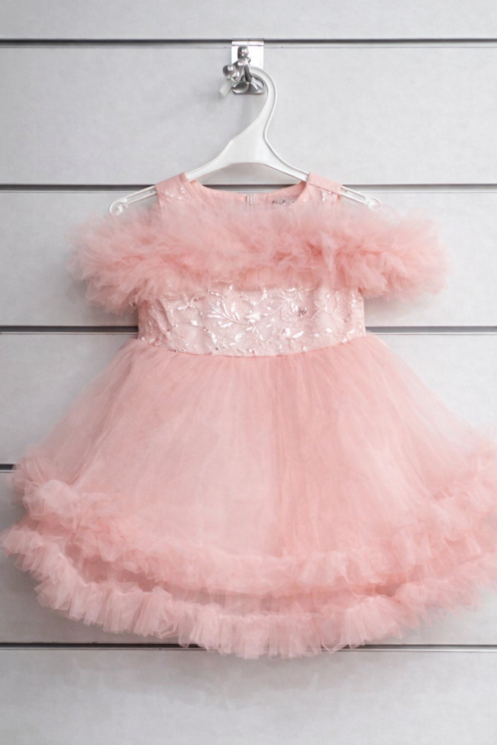 Robe tulle volanté et corsage brodé