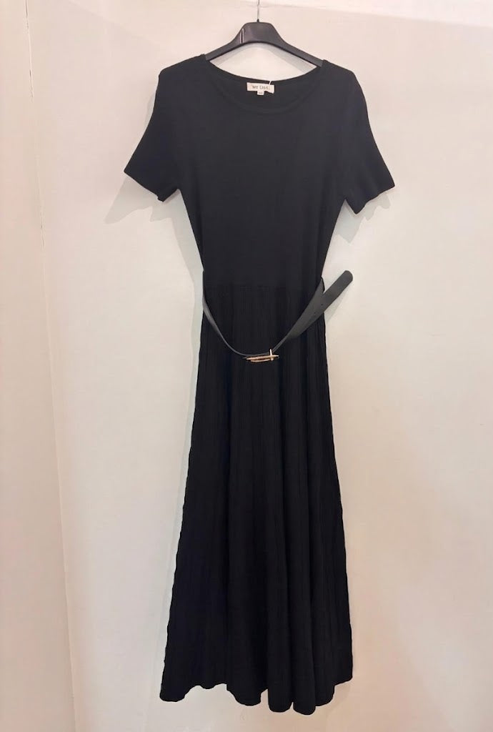 Robe midi col rond à manches courtes bas plissée évasée et ceinture fine noire
