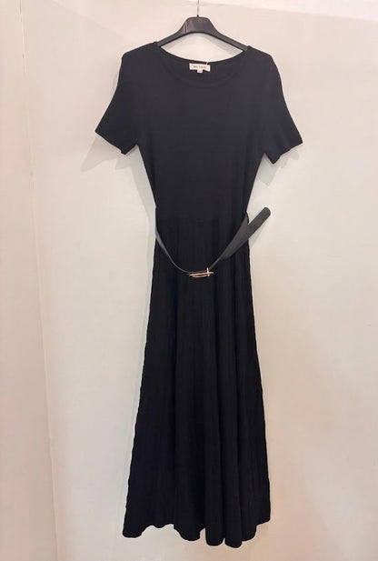 Robe midi col rond à manches courtes bas plissée évasée et ceinture fine noire