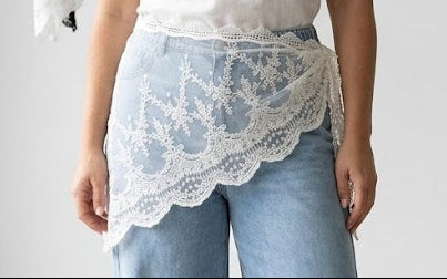 Foulard en dentelle florale brodée à bord festonné à nouer en ceinture