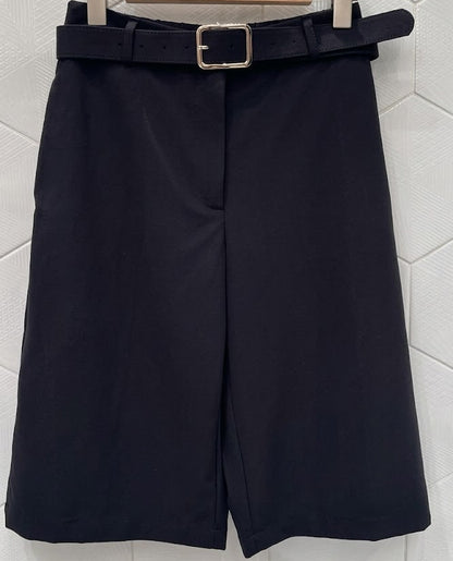Short bermuda à taille haute avec ceinture assortie et boucle dorée