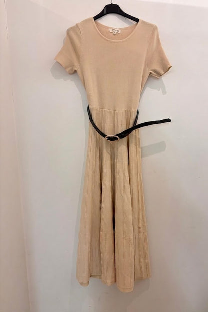 Robe midi col rond à manches courtes bas plissée évasée et ceinture fine noire