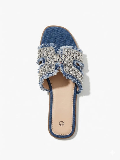 Mule plate en denim à bride découpée style H recouverte de strass et cristaux argentés avec bords effilochés