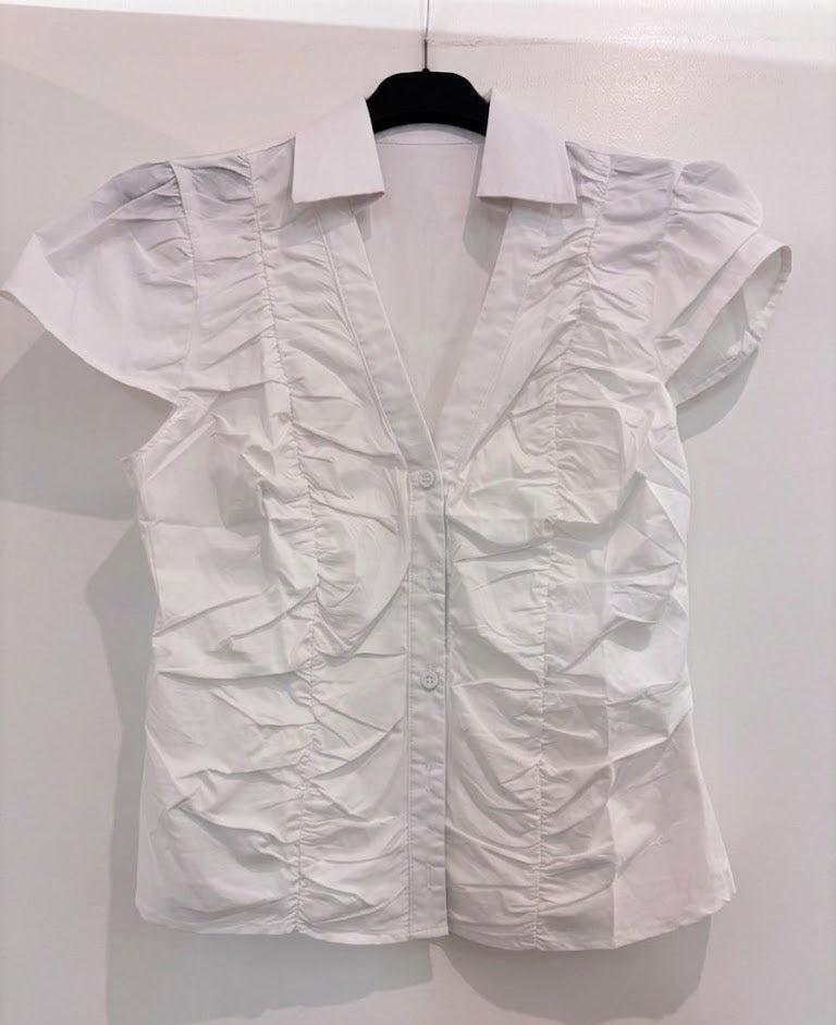 Blouse à col chemisier, manches bouffantes courtes et fronces centrales boutons ton sur ton