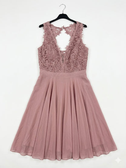 Robe courte avec bustier en dentelle brodée et perles