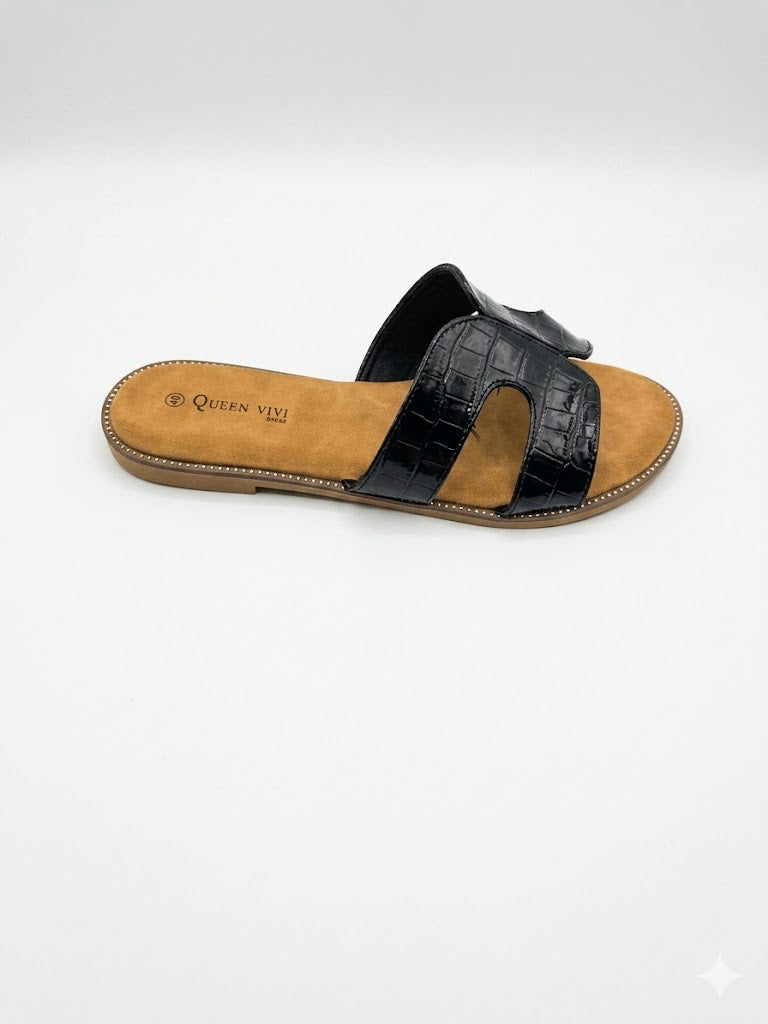 Mule plate croco vernis noir découpe en H semelle camel cloutée