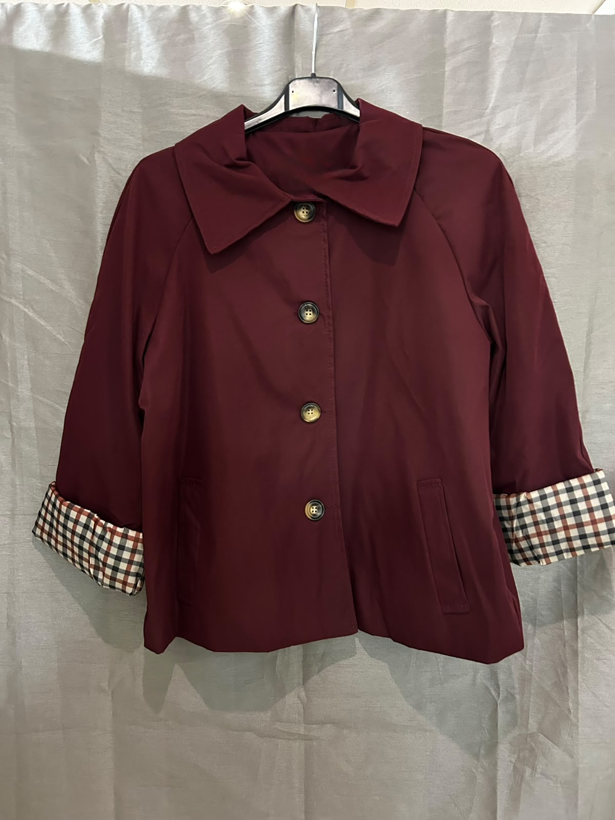 Veste avec col élégant et manches à carreaux